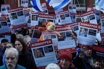 London: Demonstranten fordern die Freilassung der von der Hamas entführten Geiseln.