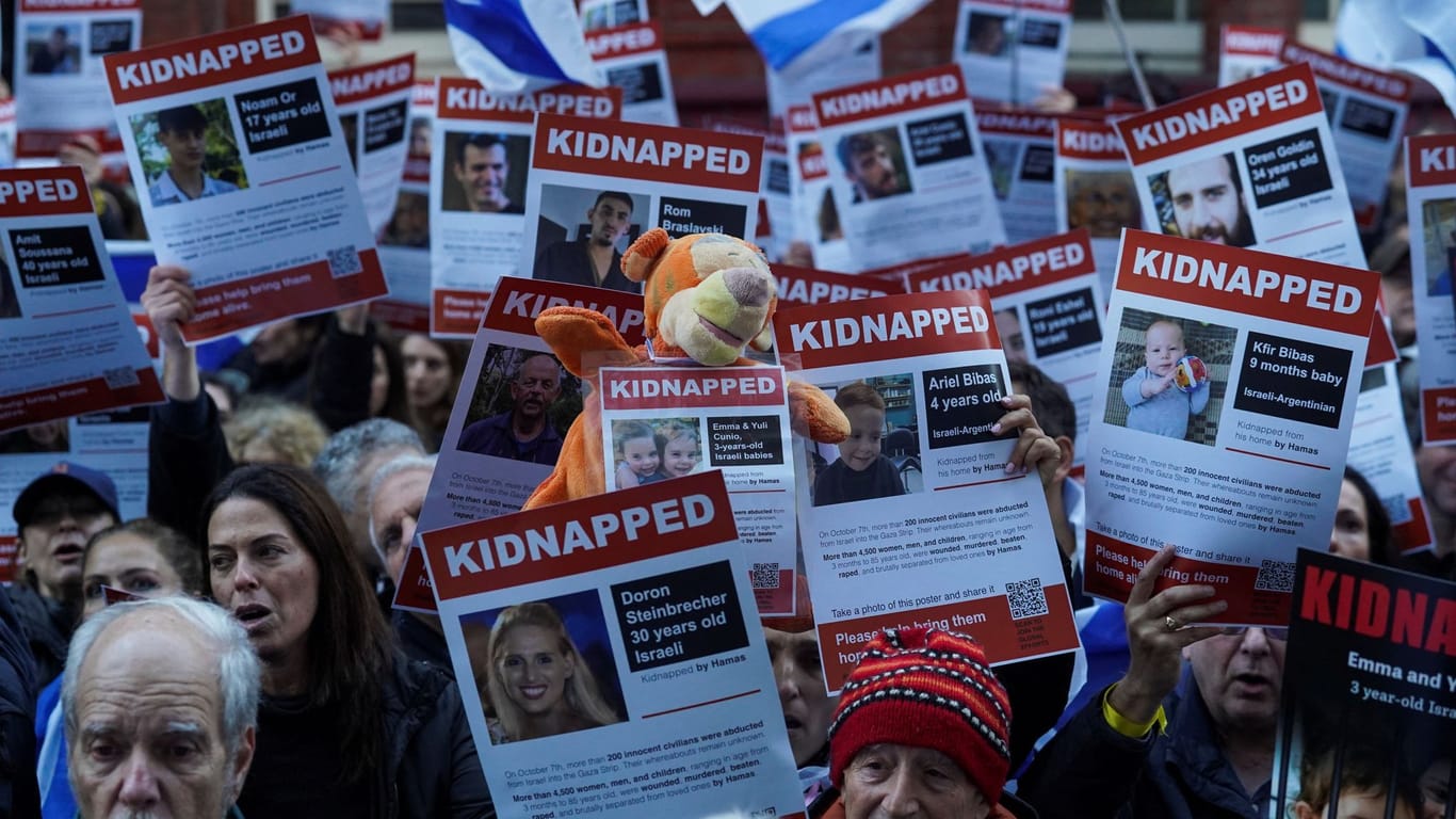 London: Demonstranten fordern die Freilassung der von der Hamas entführten Geiseln.