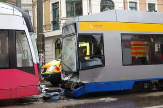 Die betroffenen Straßenbahnen in Leipzig: Nach ersten Informationen wurden mehrere Personen verletzt.