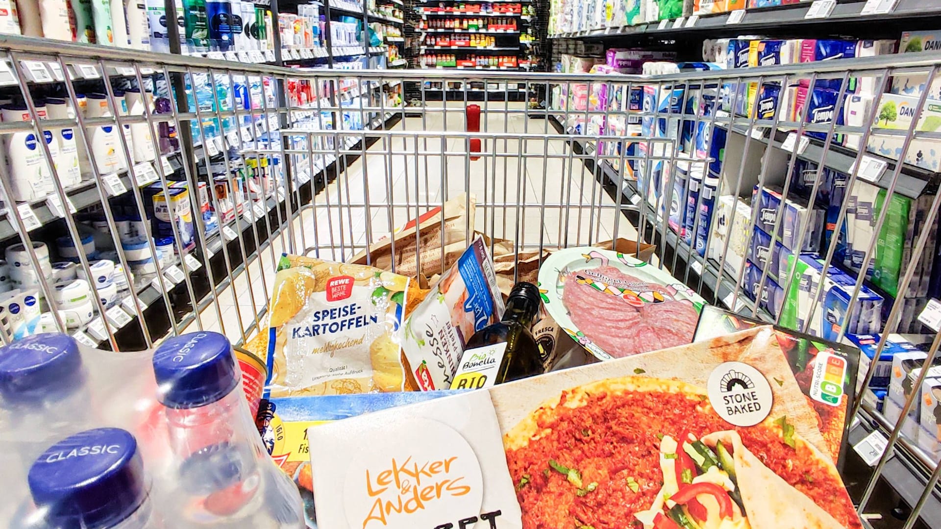 Einkaufswagen im Rewe: Der t-online-Warenkorb hat sich leicht verbilligt im Vergleich zum Vormonat.