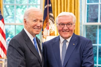 Bundespräsident Frank-Walter Steinmeier (r.), Bundespräsident, bei seinem Treffen mit Joe Biden.