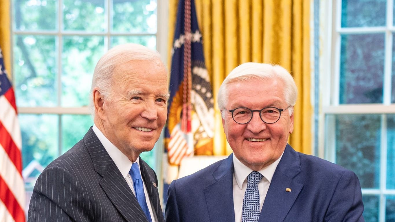 Bundespräsident Frank-Walter Steinmeier (r.), Bundespräsident, bei seinem Treffen mit Joe Biden.