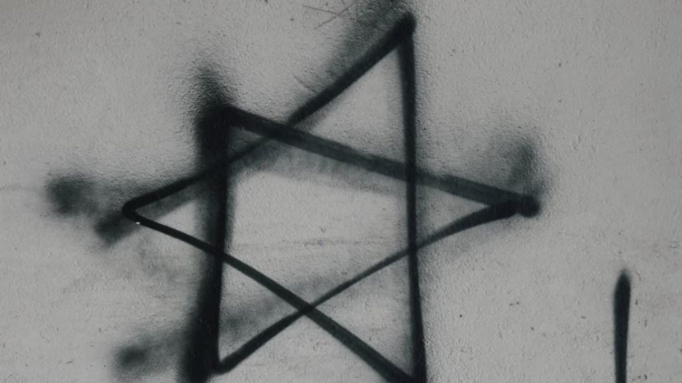 Ein Davidstern an einer Hauswand (Symbolbild): Während des Nationalsozialismus wurden Gebäude mit dem Davidstern markiert, um jüdische Bewohner kenntlich zu machen.