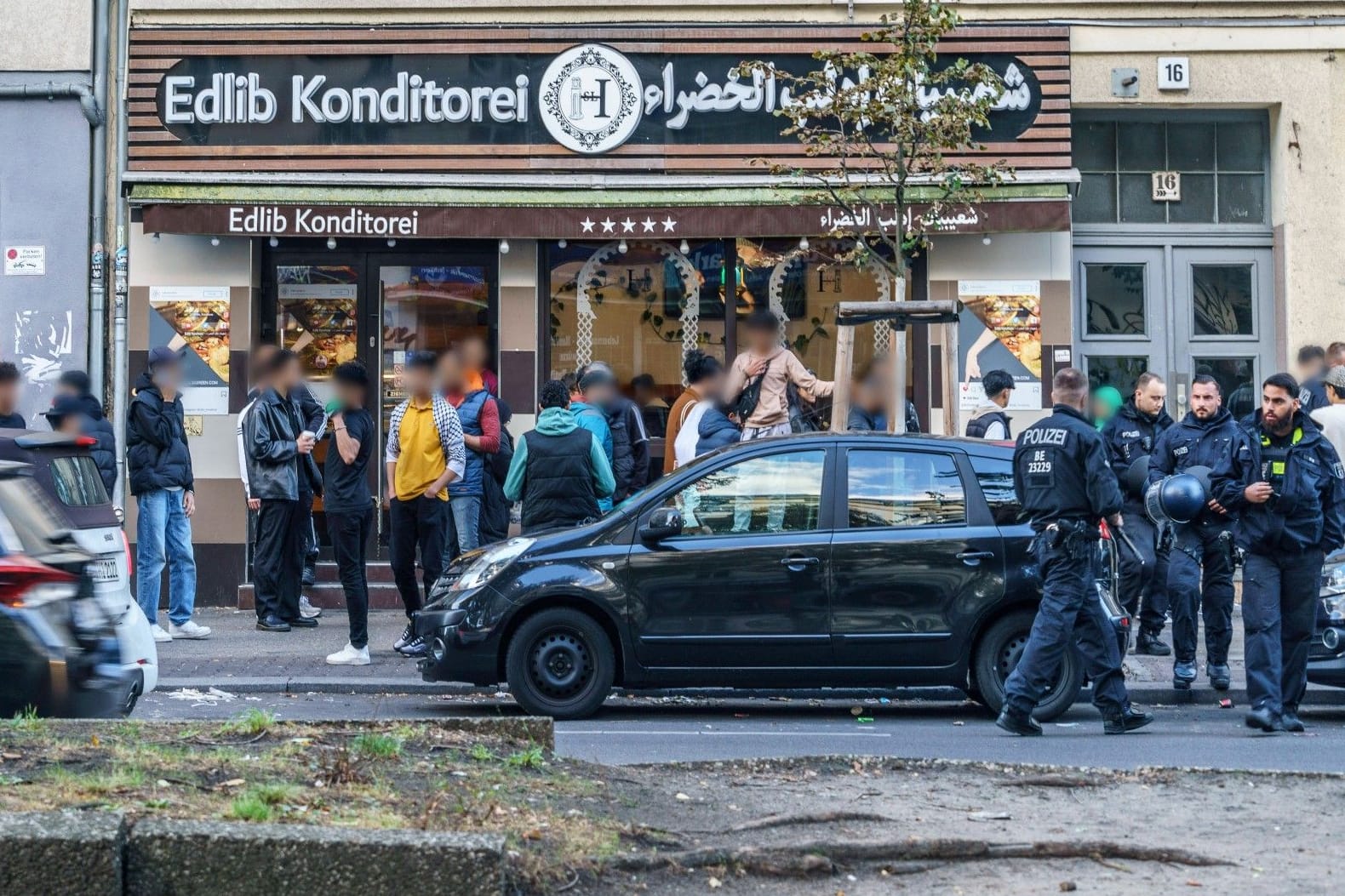 Junge Männer an der Sonnenallee: Am Wochenende kam es hier immer wieder zu Versammlungen zur Solidarität mit der terroristischen Hamas.