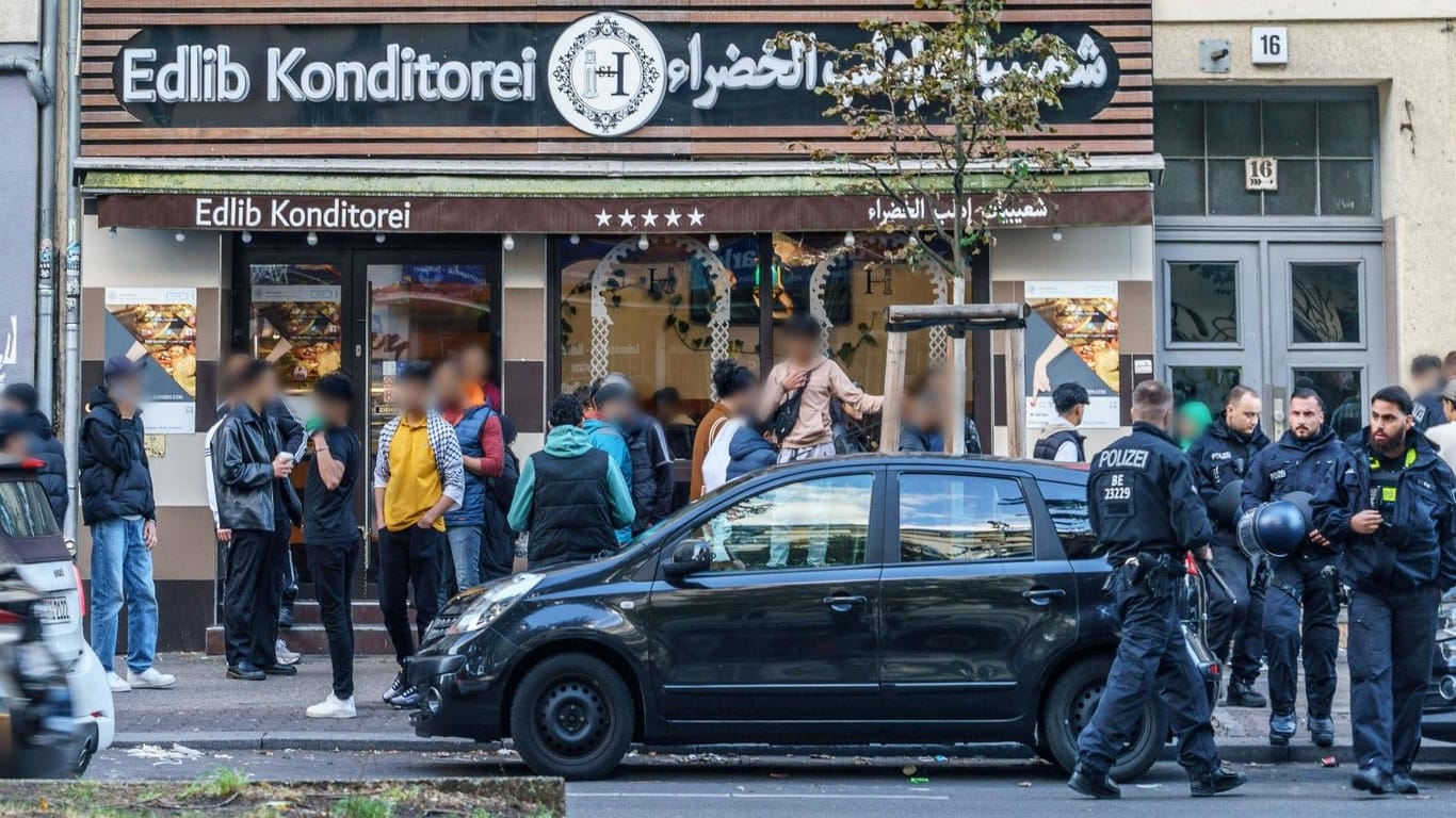 Junge Männer an der Sonnenallee: Am Wochenende kam es hier immer wieder zu Versammlungen zur Solidarität mit der terroristischen Hamas.