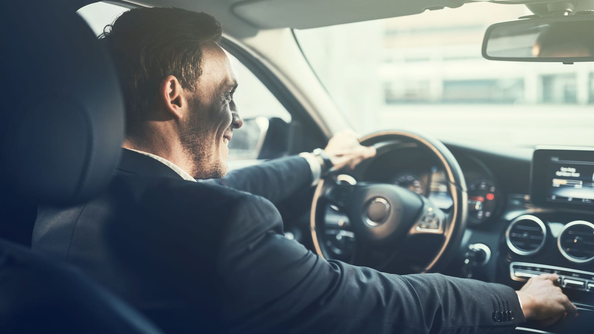 Die Kosten für Fahrten mit dem Auto zur Arbeit können Sie steuerlich absetzen.