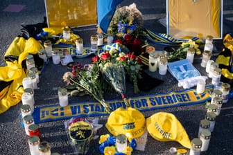Ein Erinnerungsort für die ermordeten schwedischen Fußballfans: Nach dem Terroranschlag in Brüssel ist nun ein Verdächtiger festgenommen worden.