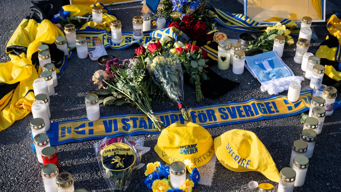Ein Erinnerungsort für die ermordeten schwedischen Fußballfans: Nach dem Terroranschlag in Brüssel ist nun ein Verdächtiger festgenommen worden.