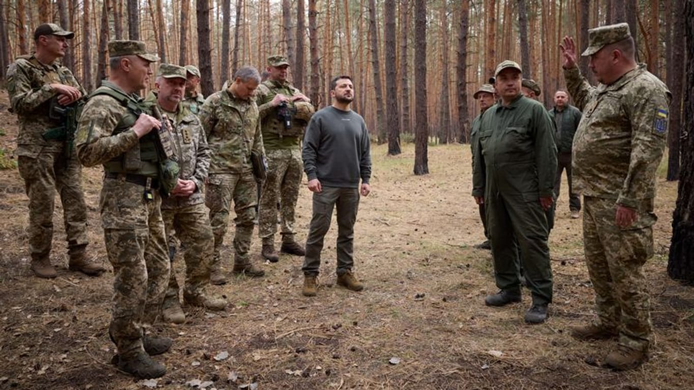 Der ukrainische Präsident Wolodymyr Selenskyj trifft Soldaten an der Front.