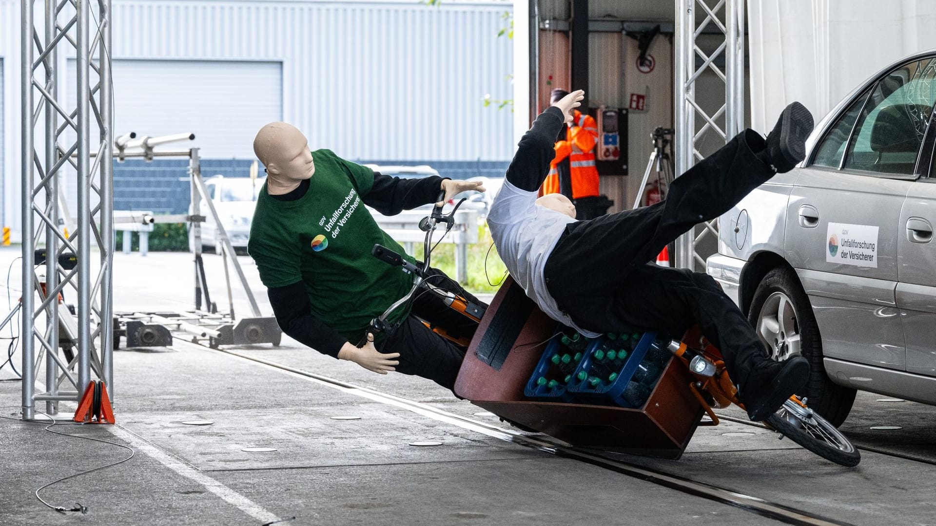 Unfallforschung - Crashtest zwischen Lastenrad und Fußgängern Unfallforschung - Crashtest zwischen Lastenrad und Fußgängern