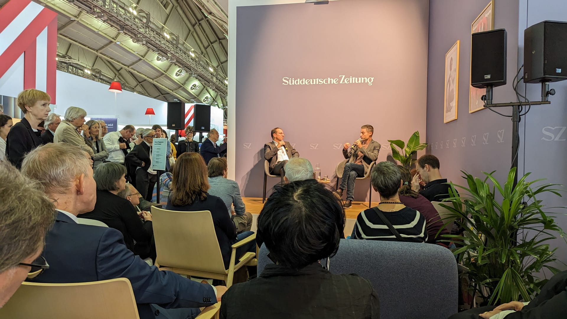 Meron Mendel spricht zu einem Publikum auf der Buchmesse Frankfurt 2023. Er versucht den Krieg im Nahen Osten einzuordnen und hat in Israel bereits schwere Verluste gemacht.