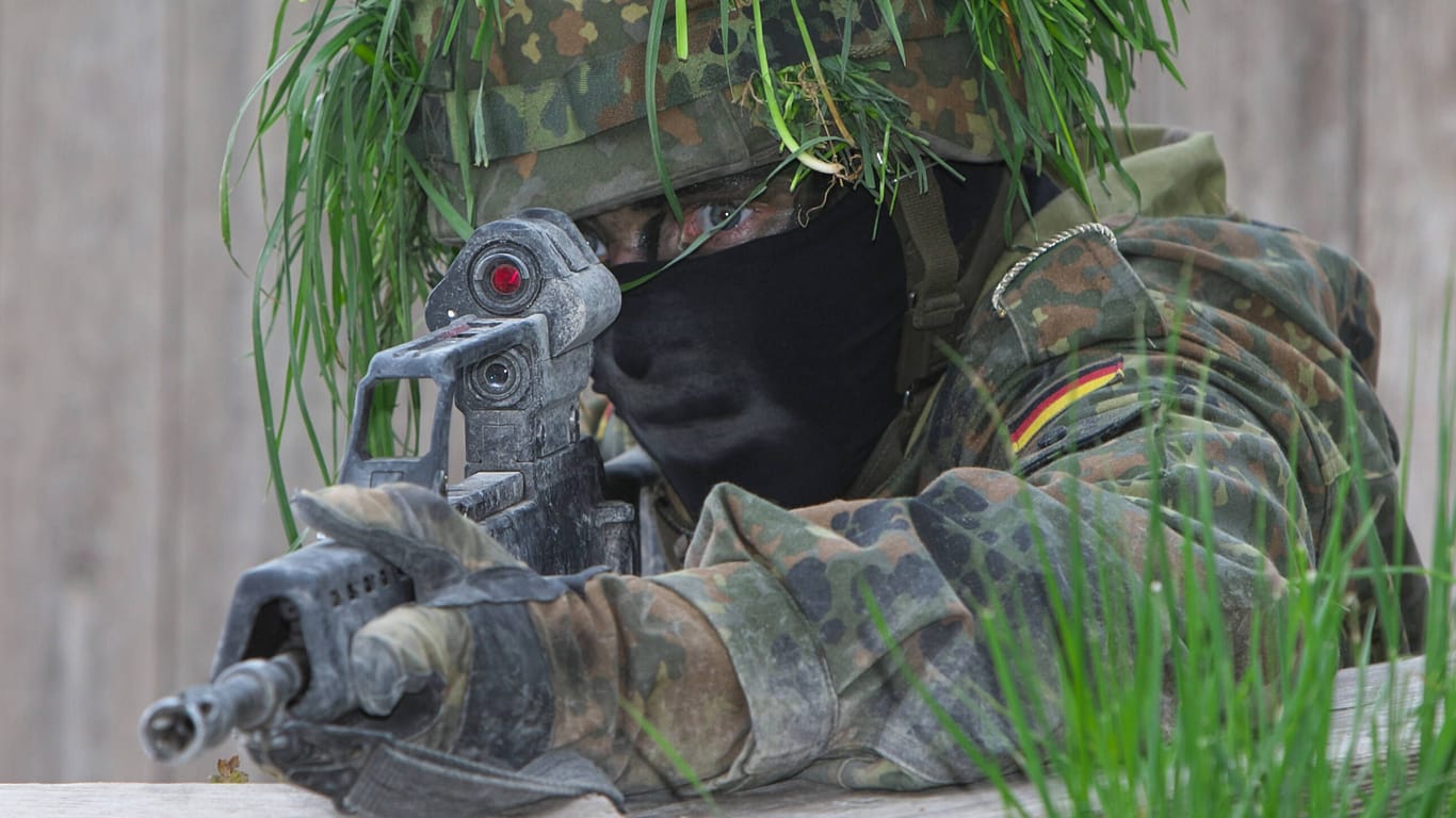 Ein Soldat der Bundeswehr (Archivbild): Auch sein Helm hat durch ein Netz und Aufbauten die Form verändert.