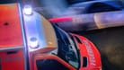 Ein Krankenwagen in Berlin (Archivbild): Am Nöldnerplatz ist ein Mann heftig attackiert worden.