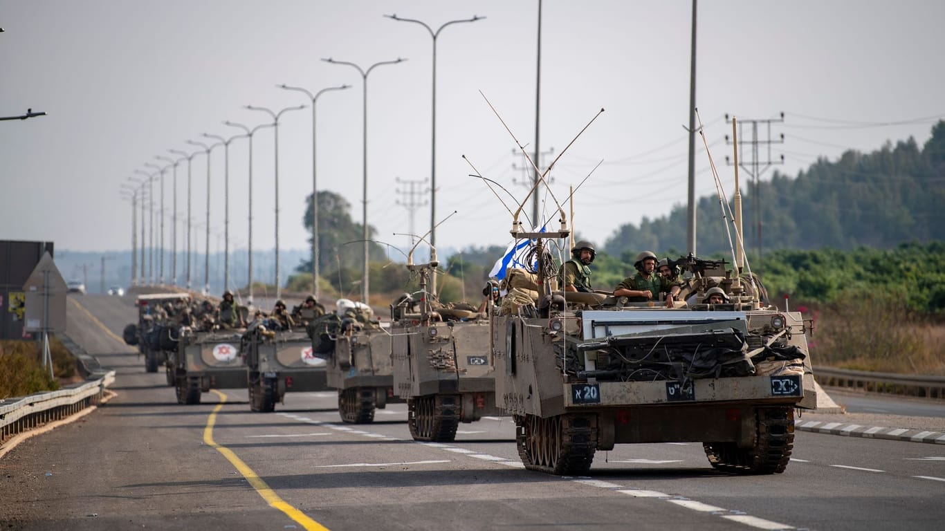 Ein israelischer Militärkonvoi auf dem Weg an die libanesische Grenze.