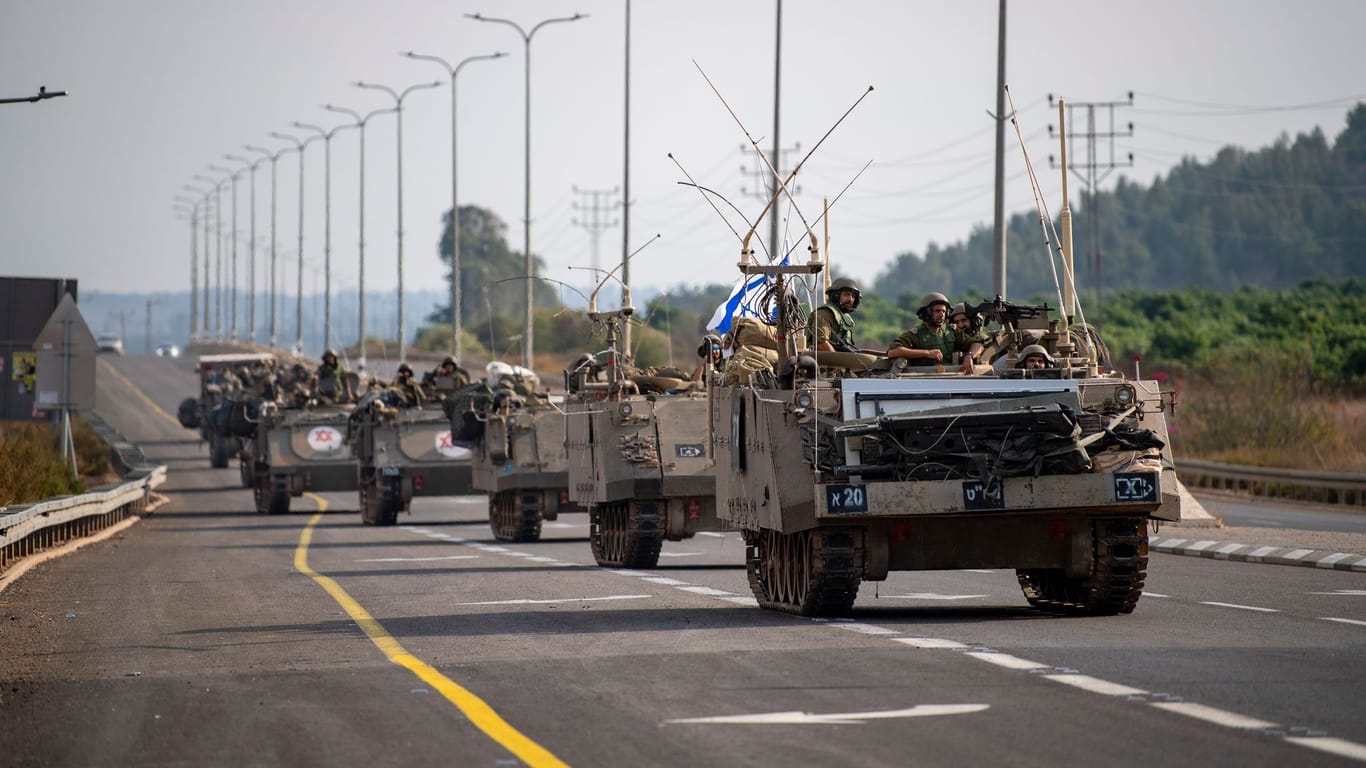 Ein israelischer Militärkonvoi auf dem Weg an die libanesische Grenze.