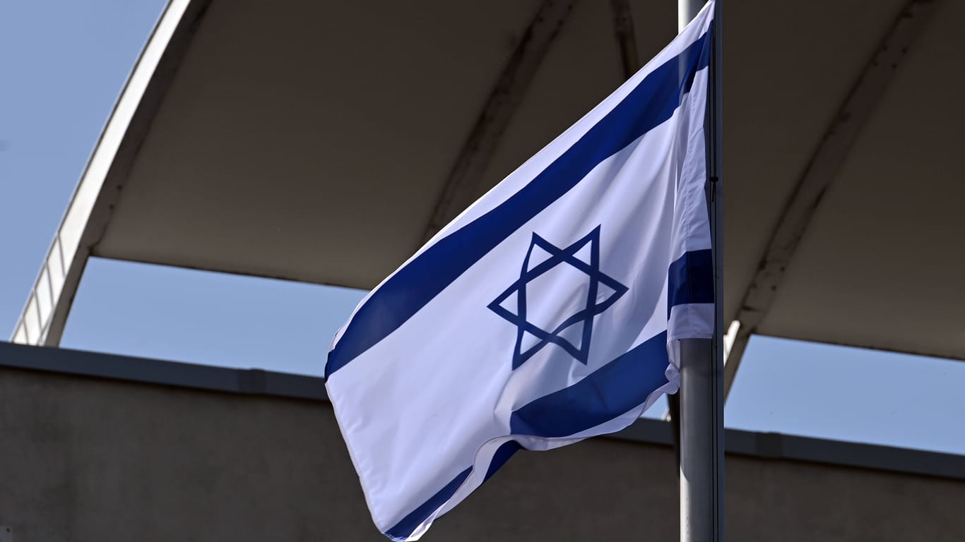 Eine Israel-Flagge weht an einem Fahnenmast (Symbolbild).