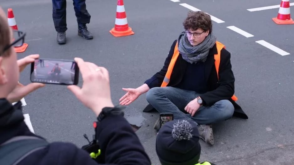 Der Klimaaktivist Simon Lachner: In Berlin wurde er wegen Nötigung und Widerstandes gegen Vollstreckungsbeamte zu einer Geldstrafe verurteilt.