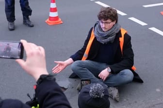 Der Klimaaktivist Simon Lachner: In Berlin wurde er wegen Nötigung und Widerstandes gegen Vollstreckungsbeamte zu einer Geldstrafe verurteilt.