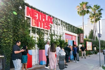 Gäste warten vor dem Netflix Bites Pop-up-Store in Los Angeles