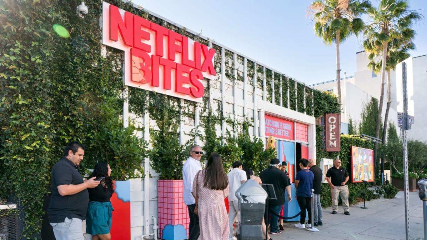 Gäste warten vor dem Netflix Bites Pop-up-Store in Los Angeles
