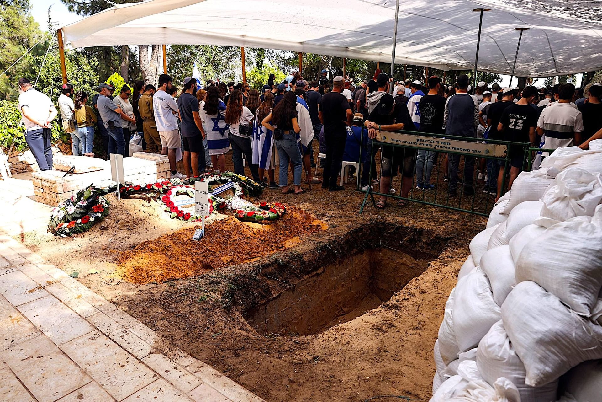 Jerusalem: Die Israelis heben Gräber aus, um die Opfer der brutalen Attacken durch die Hamas zu bestatten.