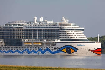 "Aida Perla" auf der Elbe in Wedel: Das Kreuzfahrtschiff kommt bereits am Freitag in Hamburg an.