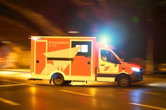 Rettungswagen in Nordrhein-Westfalen (Symbolfoto): Das Opfer einer Messerattacke starb in einer Klinik.