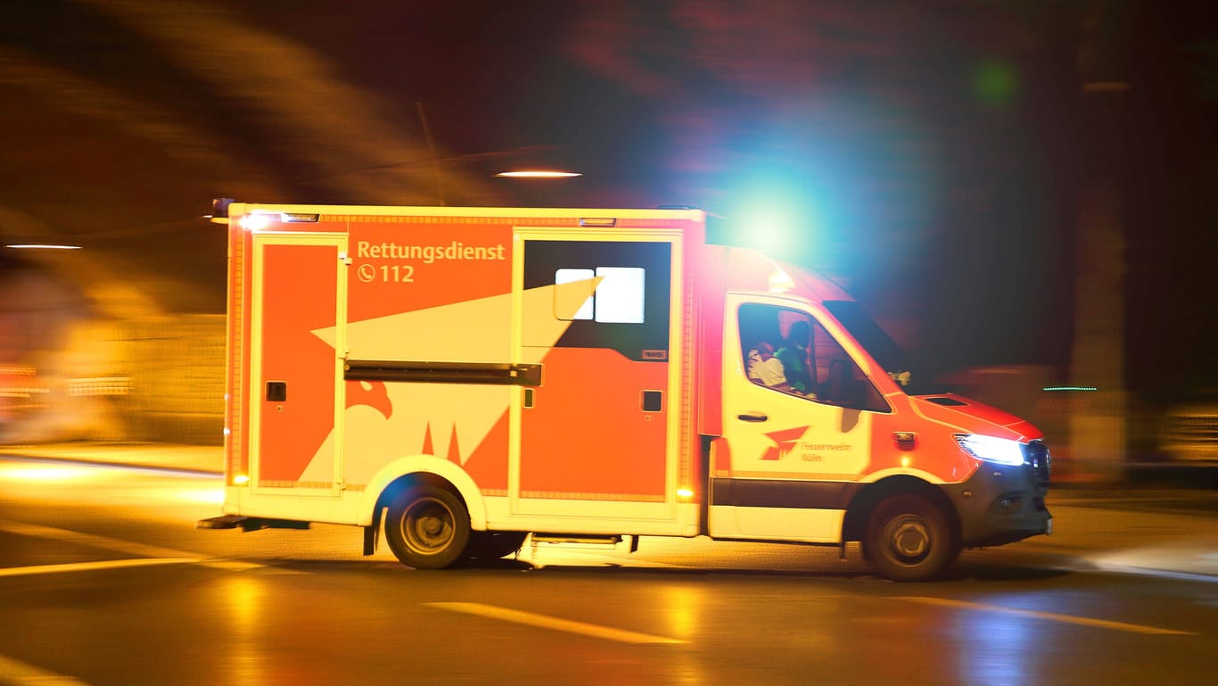 Rettungswagen in Nordrhein-Westfalen (Symbolfoto): Das Opfer einer Messerattacke starb in einer Klinik.