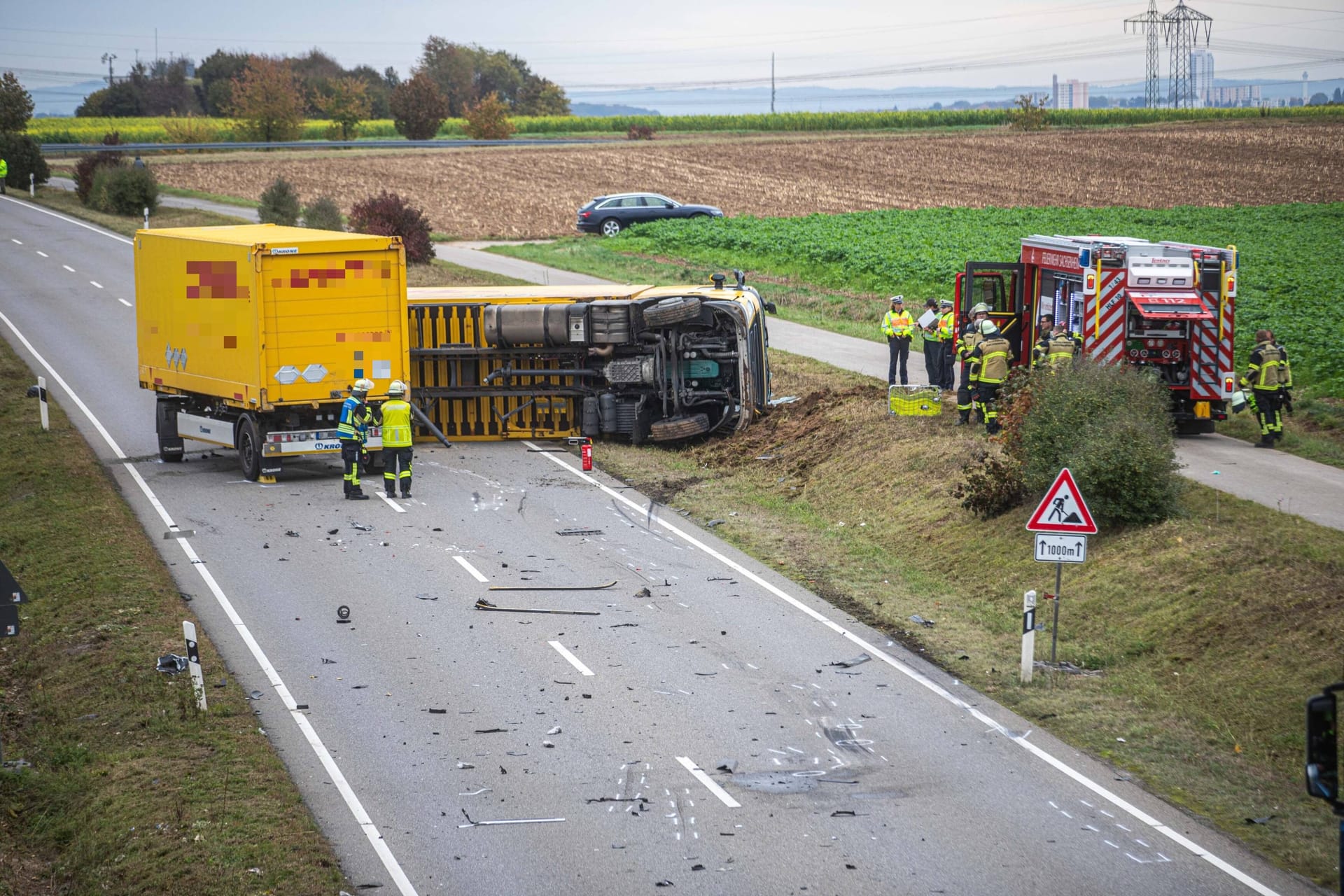 Dieser Lastwagen ist am Montagmittag in Baden-Württemberg umgekippt: Die Bergung zog sich stundenlang.