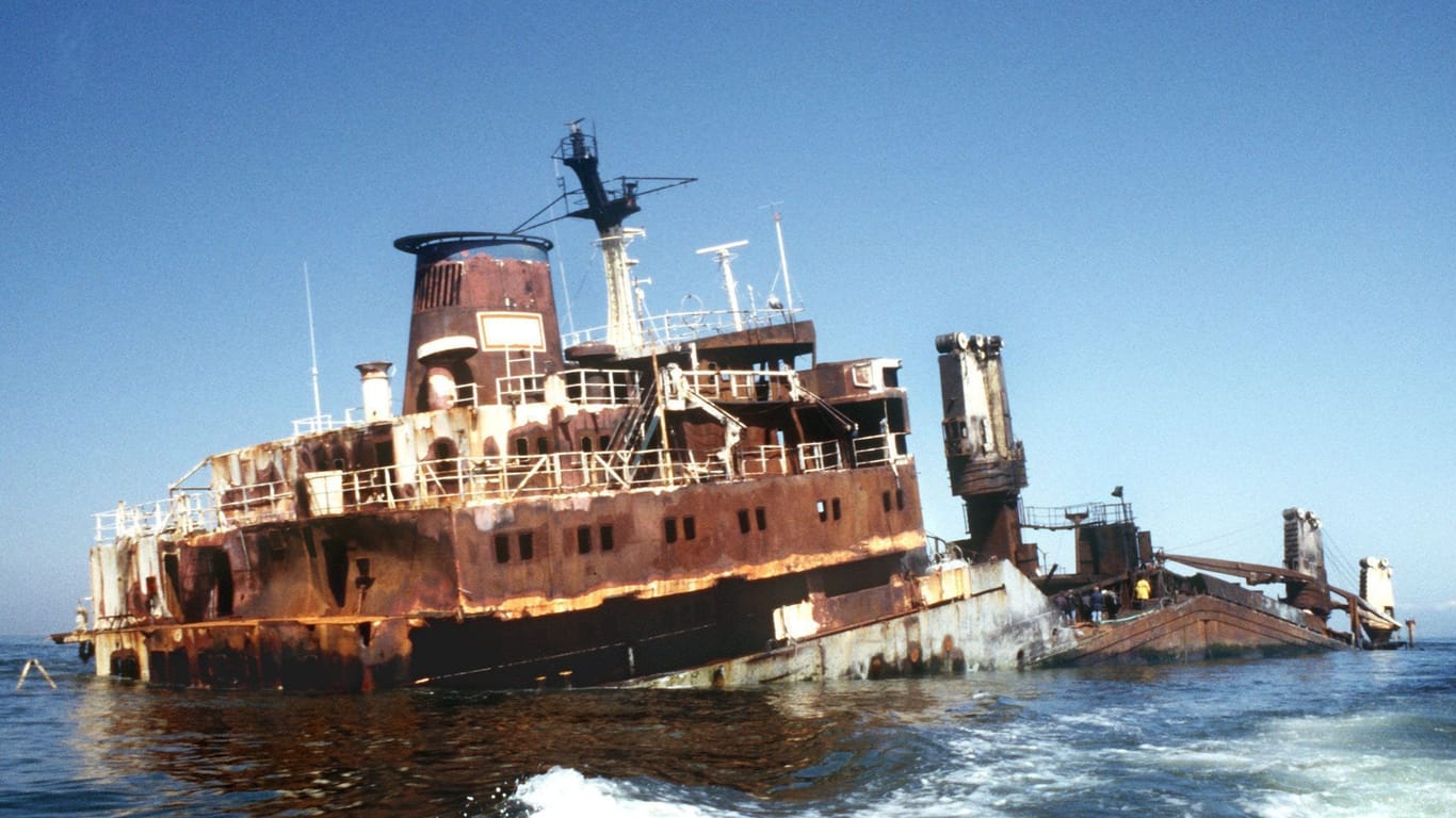 Das Wrack des Frachters "Pallas" liegt vor der Insel Amrum. Das Schiff geriet 1998 in Brand und strandete dann. Die Aufnahme stammt aus dem Jahr 1999.