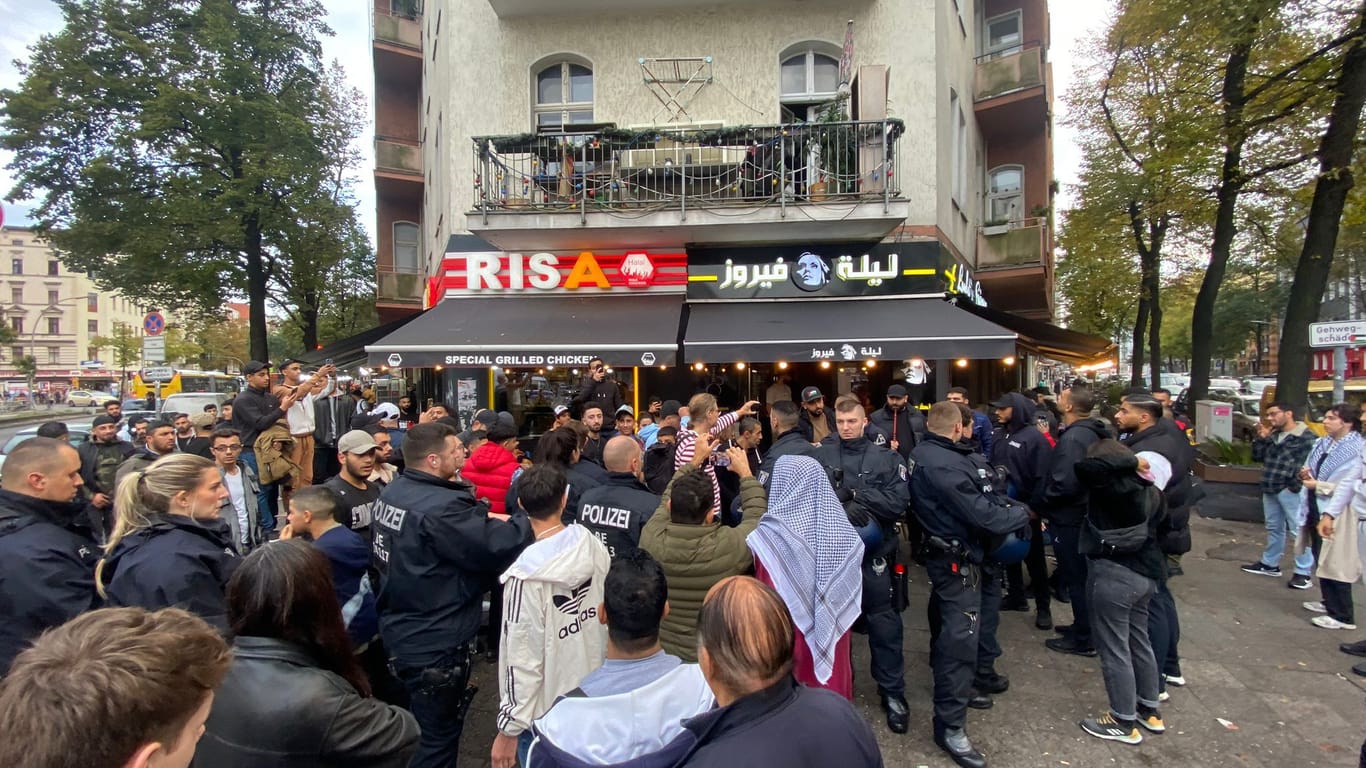 Großeinsatz in Berlin-Neukölln: Vor Cafés und Restaurants diskutierten einige lautstark und erregt mit der Polizei.