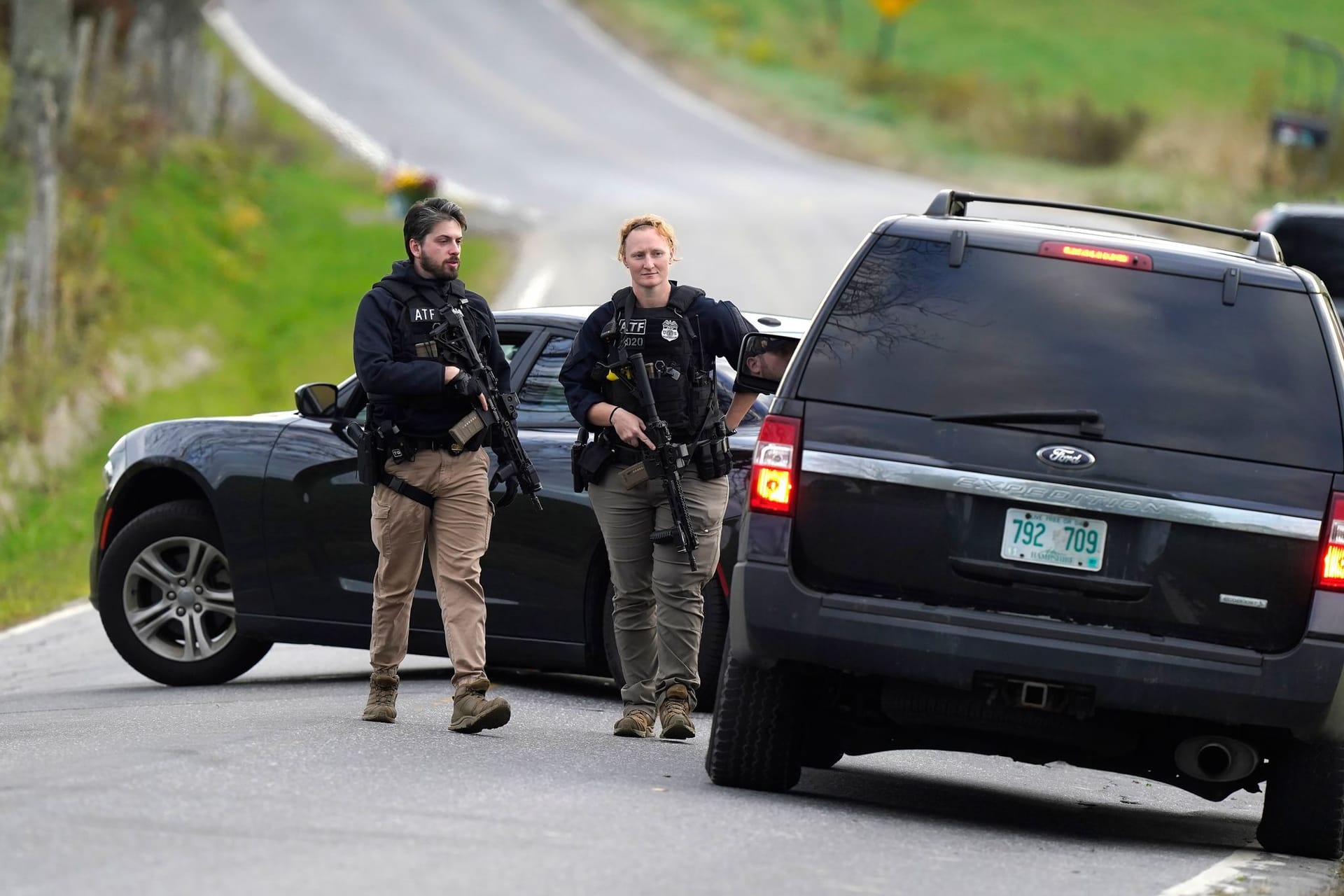 Polizisten sperren eine Straße in Bowdoin ab: Ein Haus im Wohnort des Tatverdächtigen soll umstellt worden sein.