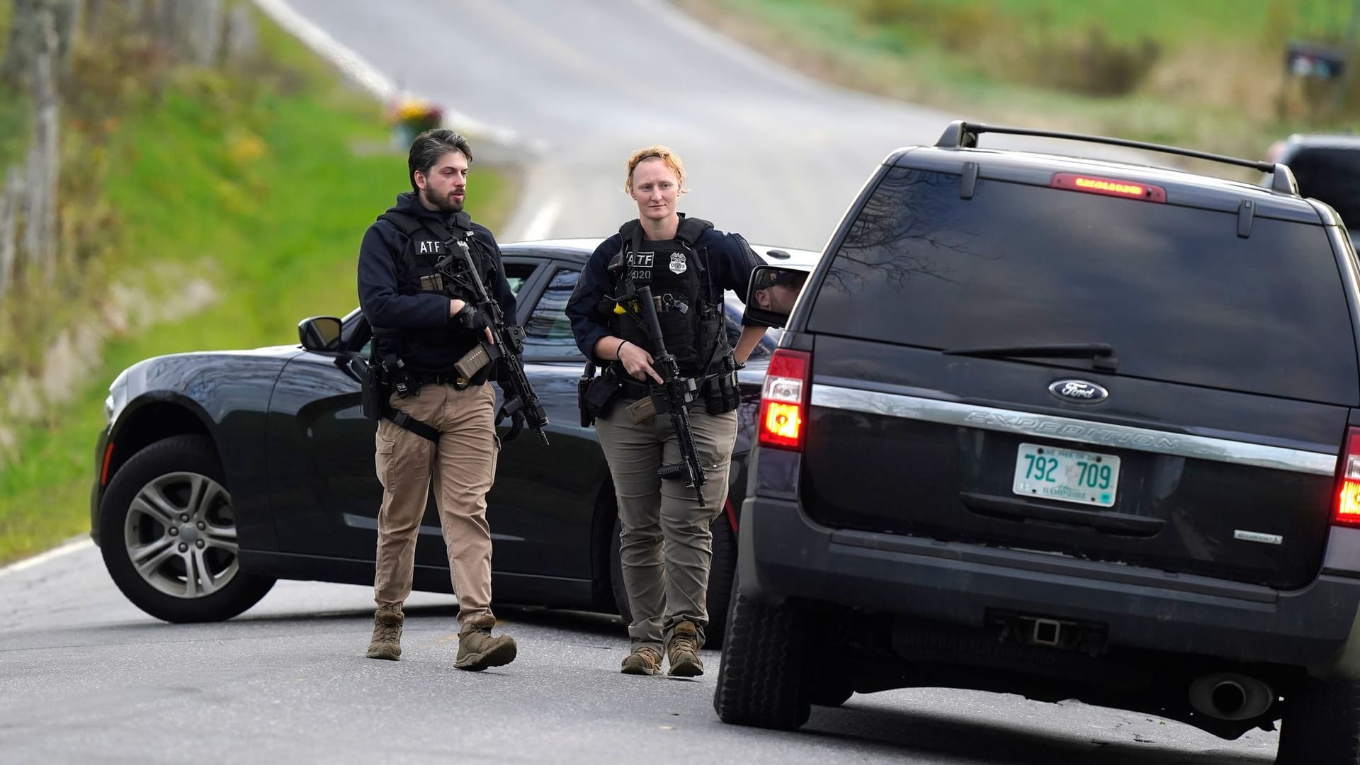 Polizisten sperren eine Straße in Bowdoin ab: Ein Haus im Wohnort des Tatverdächtigen soll umstellt worden sein.