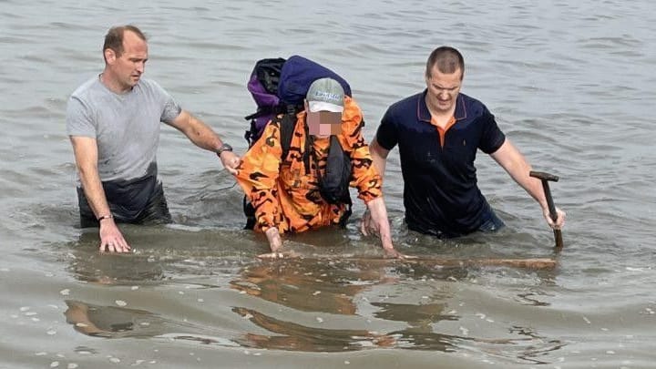 Zwei Retter haben den Urlauber ausgegraben und in ihre Mitte genommen: Der Urlauber stimmte der Veröffentlichung des Bildes zu, um andere auf die Gefahren des Wattenmeeres hinzuweisen. Zwei Retter haben den Urlauber ausgegraben und in ihre Mitte genommen: Der Urlauber stimmte der Veröffentlichung des Bildes zu, um andere auf die Gefahren des Wattenmeeres hinzuweisen.