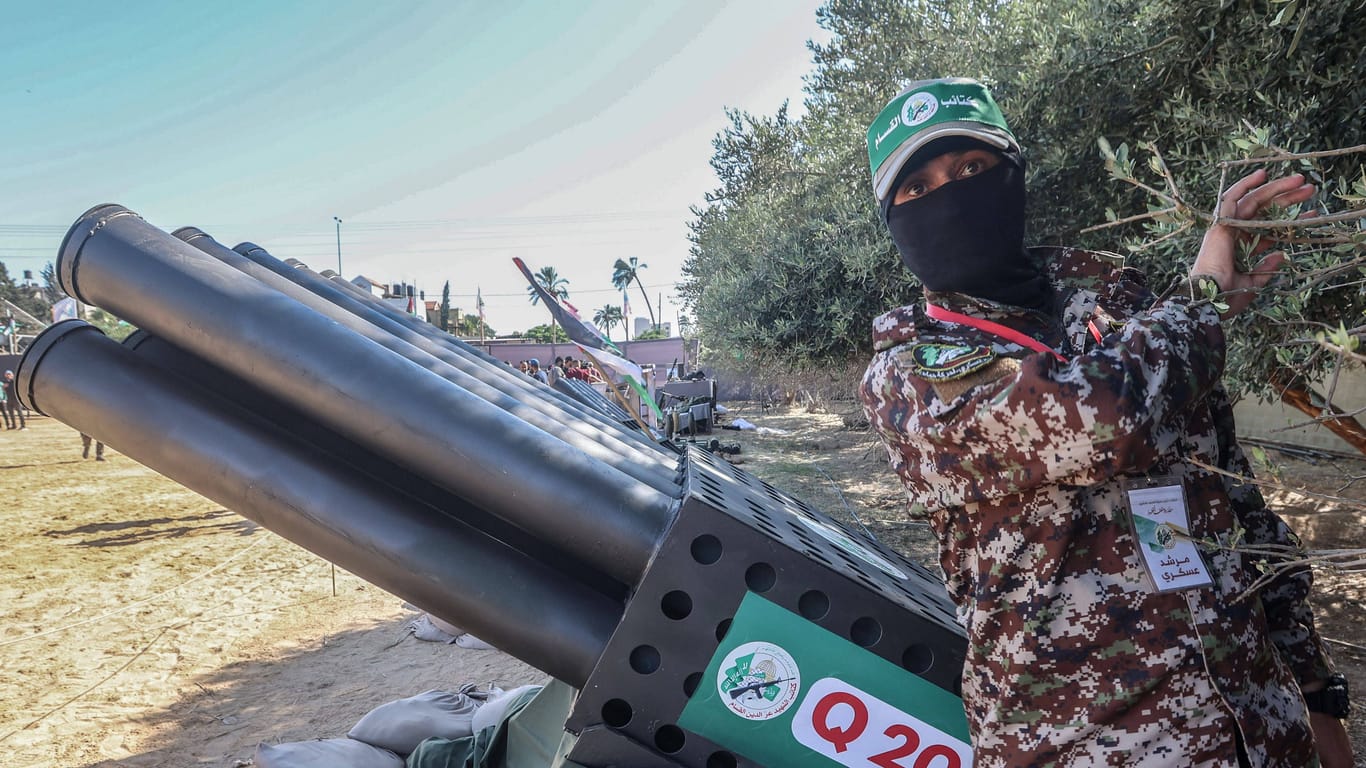 Militärausstellung der Hamas (Archivbild): Aufgrund ihrer internationalen Geldgeber können sich die Terroristen auch schweres Gerät leisten.