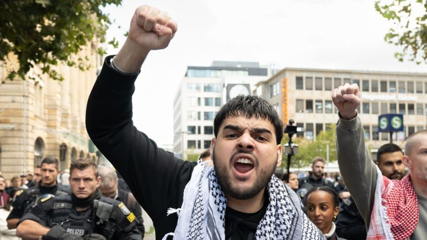 Pro-Palästina-Demonstration in Frankfurt: Nach dem Terrorangriff der Hamas auf Israel sind die Reaktionen zum Teil extrem.