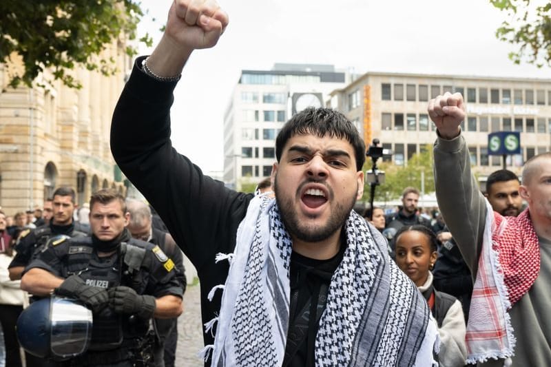 Pro-Palästina-Demonstration in Frankfurt: Nach dem Terrorangriff der Hamas auf Israel sind die Reaktionen zum Teil extrem.