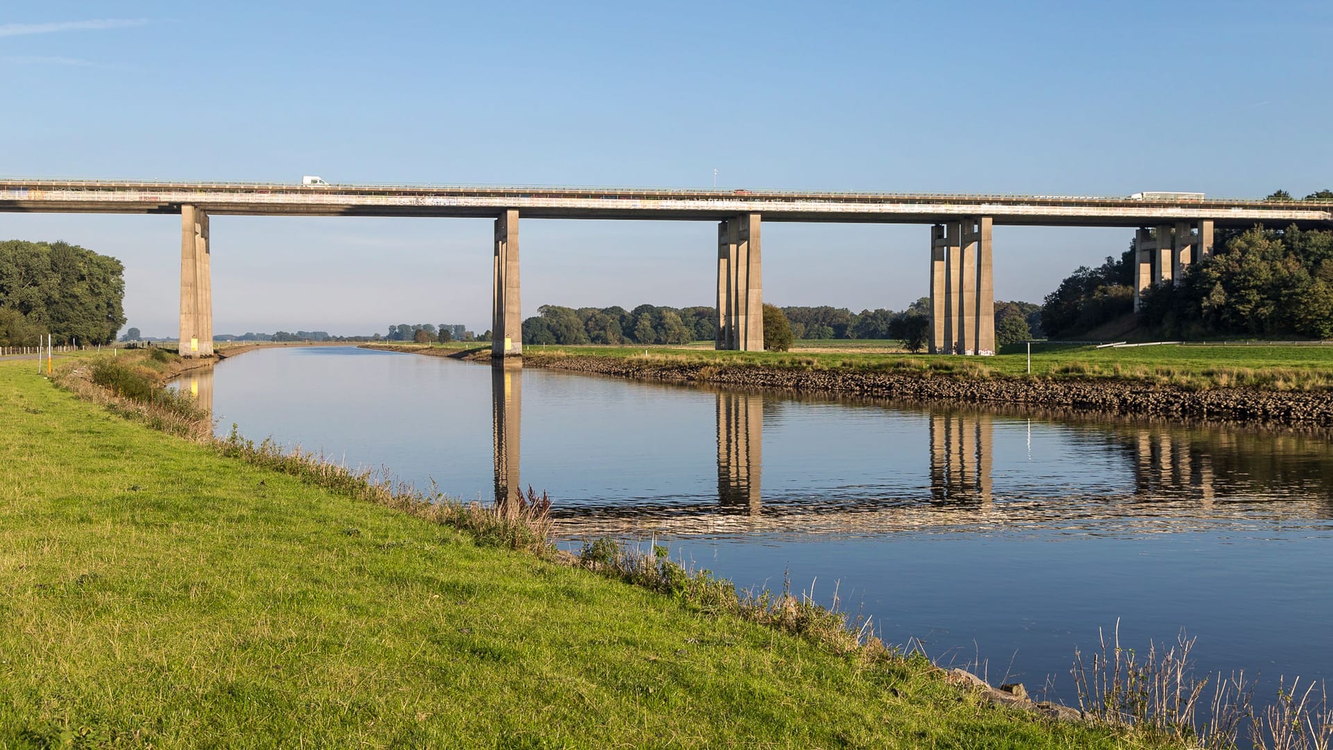 Huntebrücke (Archivfoto): Das Bauwerk stammt aus dem Jahr 1978 und muss für die zukunft fit gemacht werden.