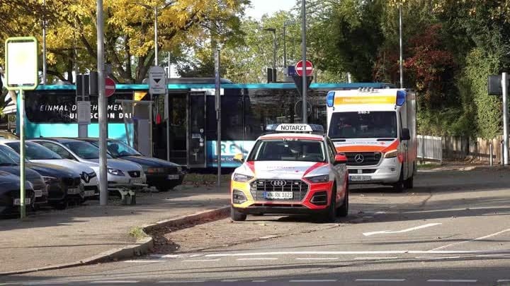 Notarzt und weitere Rettungskräfte eilten zum Unfallort.