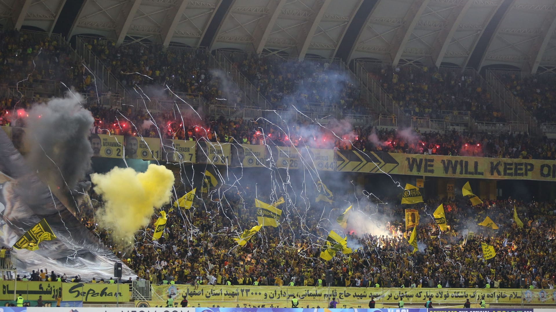 Stimmungsvolle Fußball-Atmosphäre im Stadion von Isfahan. Doch die Fans warteten vergeblich auf den Anpfiff.