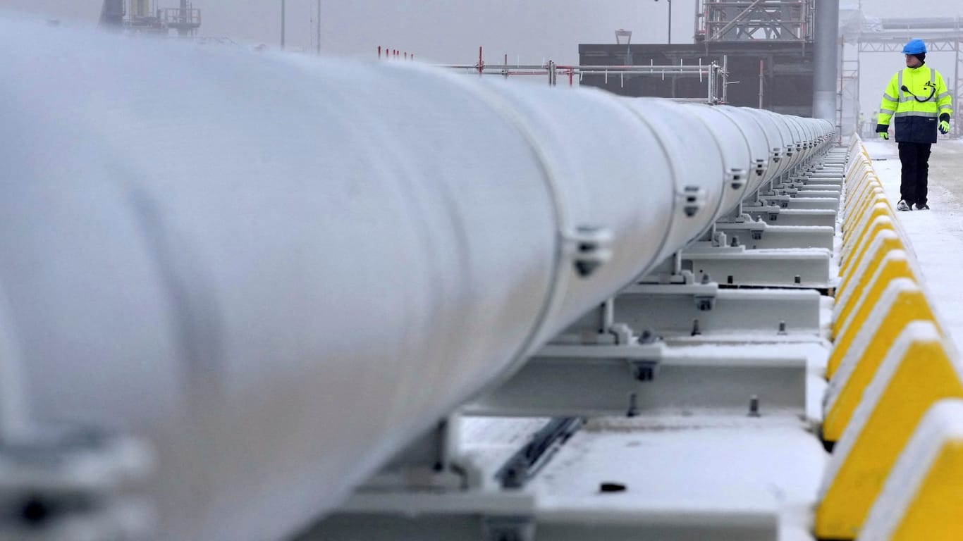 Ein Arbeiter geht entlang einer Pipeline für das LNG-Schiff "Hoegh Esperanza" (Archivfoto): Das Unternehmen setzt nun auf eine Technik, die ohne feste Brücke mit Leitungen darauf auskommt.