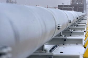 Ein Arbeiter geht entlang einer Pipeline für das LNG-Schiff "Hoegh Esperanza" (Archivfoto): Das Unternehmen setzt nun auf eine Technik, die ohne feste Brücke mit Leitungen darauf auskommt.