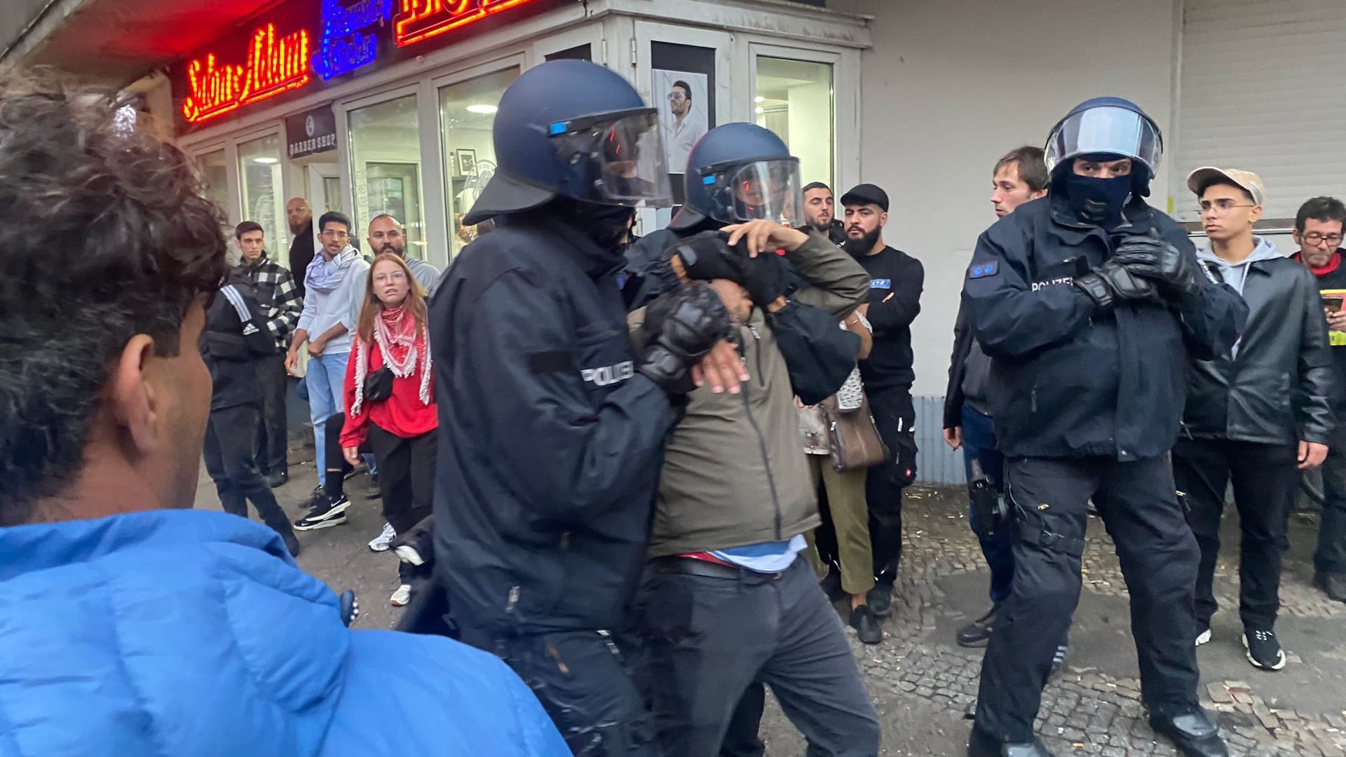 Gegen 17.20 Uhr kippt die Stimmung wieder: Vereinzelt wurden Personen festgenommen.