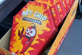 Mehrerer Packungen der "Hot Chip Challenge" liegen in einem Kiosk: Das Verbraucherschutzministerium in Hessen prüft, wie gefährlich der Verzehr ist.