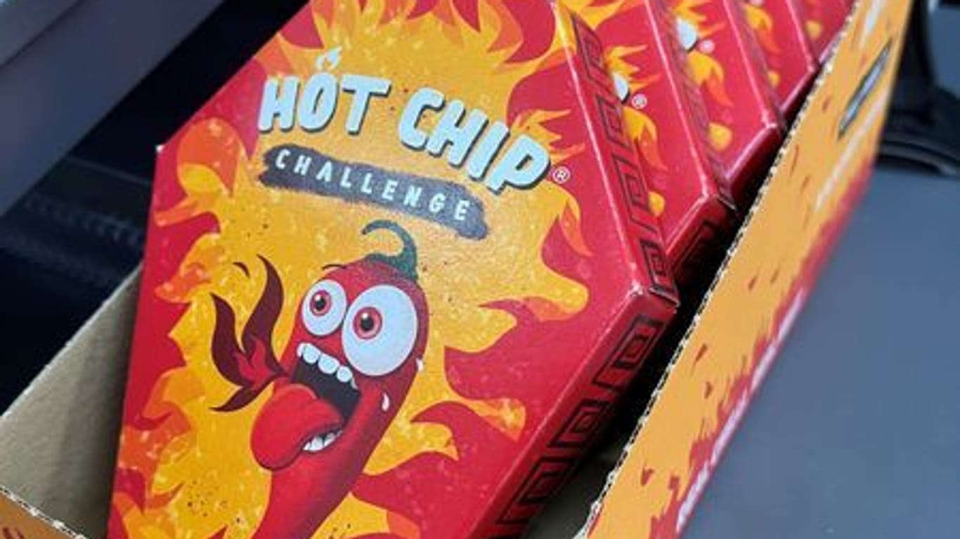 Mehrerer Packungen der "Hot Chip Challenge" liegen in einem Kiosk: Das Verbraucherschutzministerium in Hessen prüft, wie gefährlich der Verzehr ist.