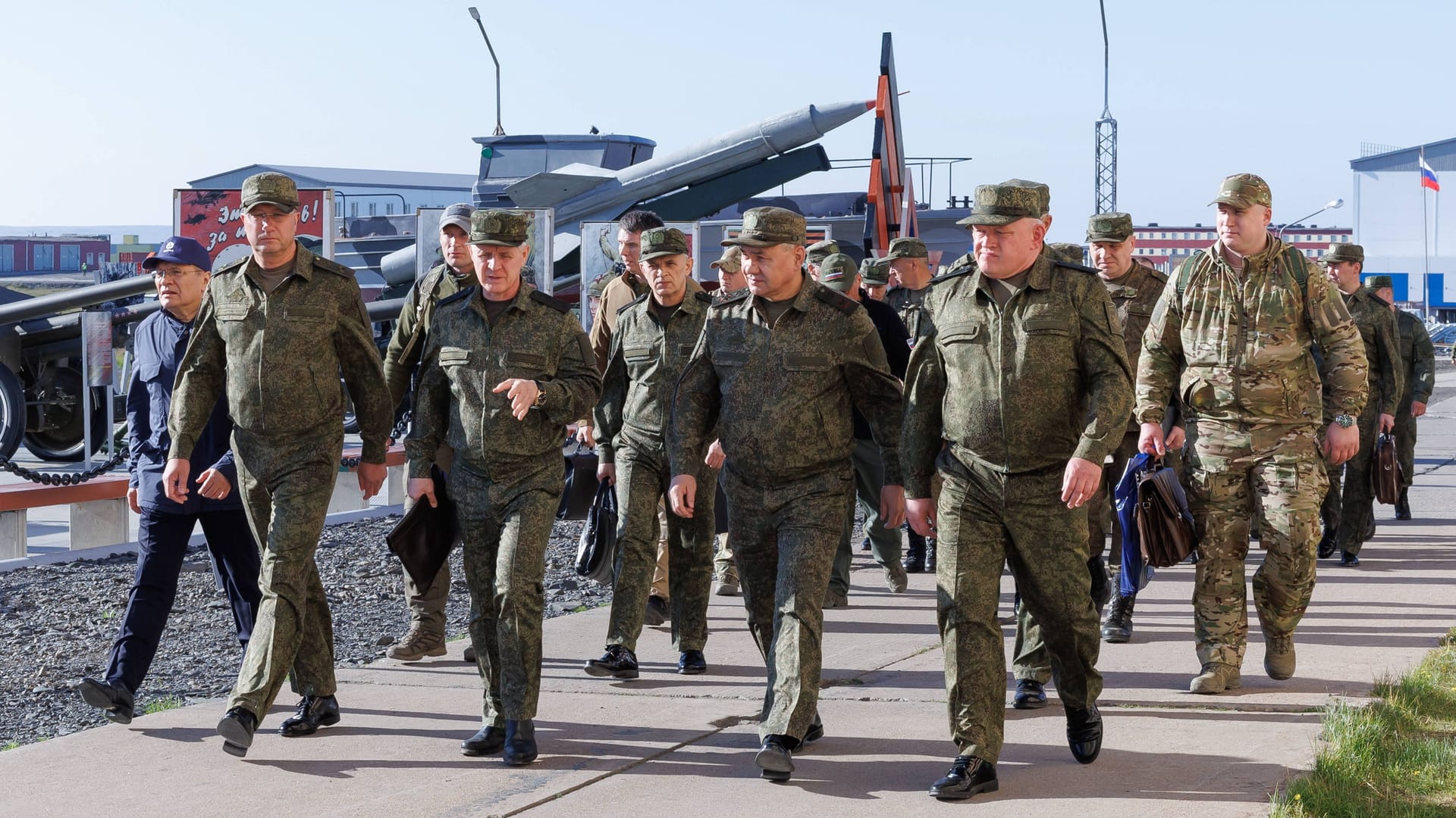 Verteidigungsminister Sergei Shoigu (2.v.r.) besucht Nowaja Semlja, wo auch Teile der russischen Nordflotte stationiert sind (Archivbild).