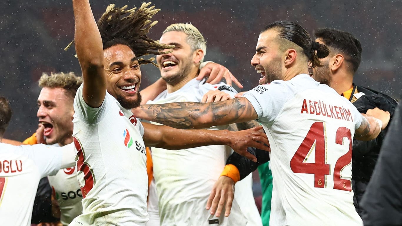 Galatasarays Spieler feiern den Sieg in Manchester.