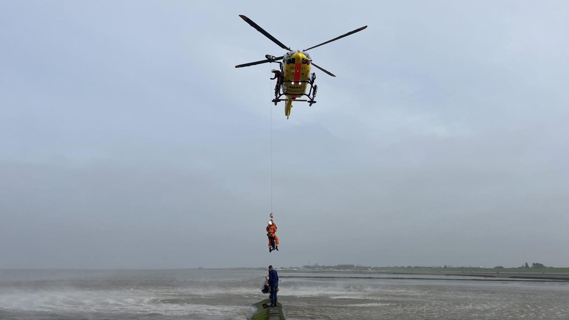 Ein Hubschrauber nahm den Mann an Bord: Kurz darauf war die Buhne überspült.