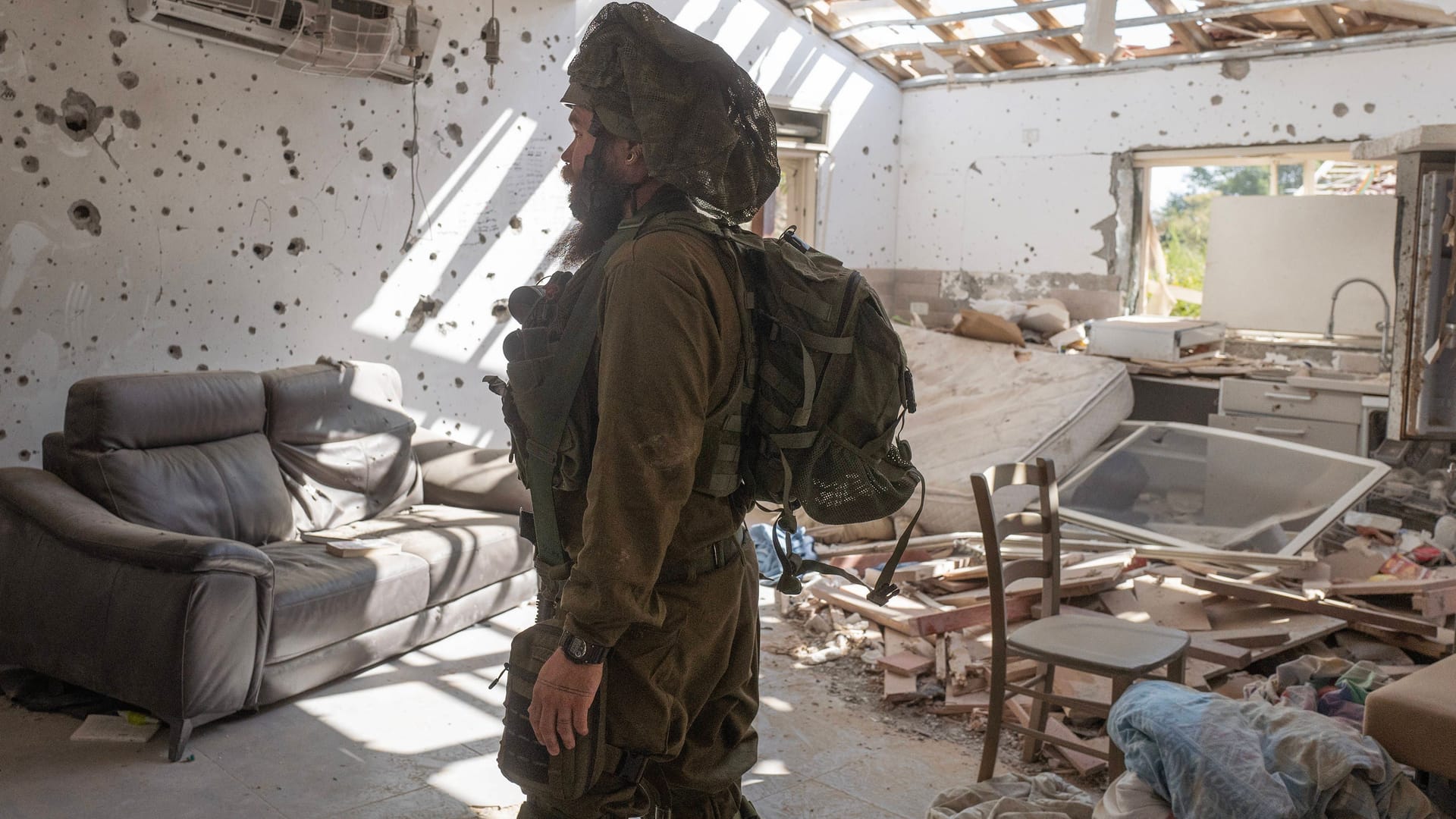 Ein israelischer Soldat in einem zerstörten jüdischen Haus in der Gemeinde Kibbutz Be'eri.