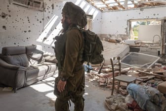 Ein israelischer Soldat in einem zerstörten jüdischen Haus in der Gemeinde Kibbutz Be'eri.